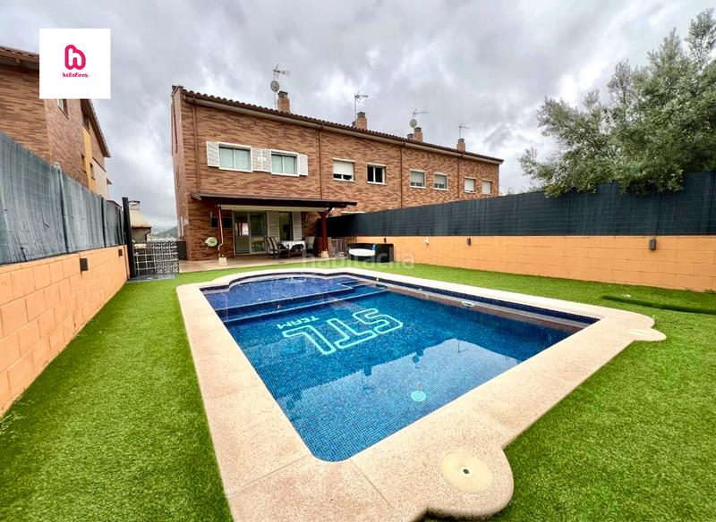 Foto 349a3b98-d7ed-4174-bc8d-46867639b36c. Casa aparellada amb calefacció aparcament piscina a Montmeló