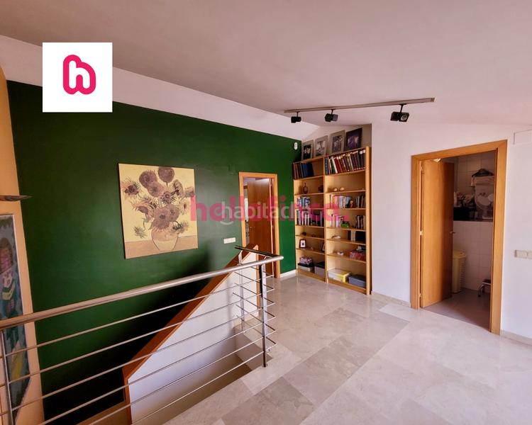 Foto 96e62d65-50b9-4901-88c6-2975e7d0a471. Àtic amb calefacció aparcament a Ca n'Aurell Terrassa