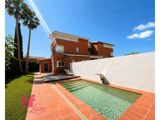 Casa aparellada  Calle oms. Exclusiva villa con piscina, vistas al mar y licencia turística