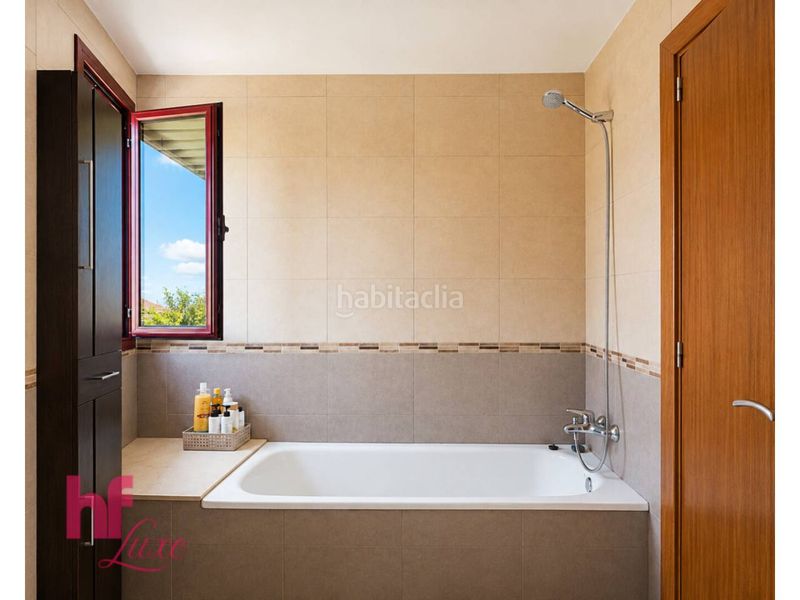 Foto 5b0659ff-e7dd-4548-baec-32ec1f55b448. Casa aparellada amb calefacció aparcament a Lliçà de Vall