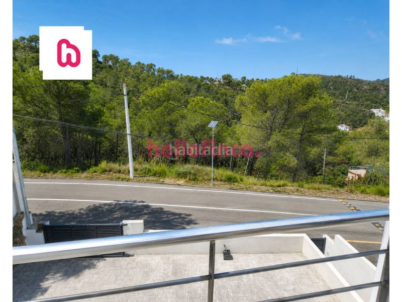 Foto 24b62c97-1930-4039-90b9-f954a0b3f418. Casa aparellada amb aparcament a Canyelles