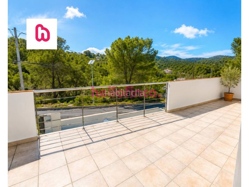 Foto 2eadd794-a177-4127-b267-85b4aa94d4f0. Casa aparellada amb aparcament a Canyelles