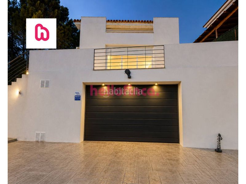 Foto 5dfbbb8b-c9ec-42fc-b0ef-42f04010fc6d. Casa aparellada amb aparcament a Canyelles