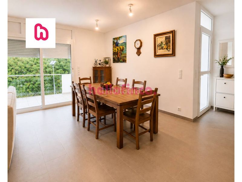 Foto 805d8e6f-38fa-4744-aeda-64508319bb50. Casa aparellada amb aparcament a Canyelles