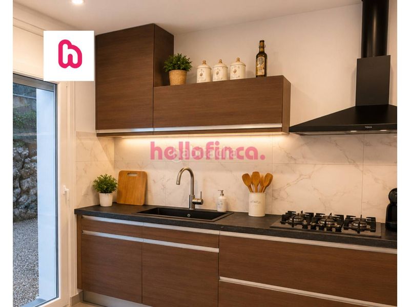 Foto c74363f6-1449-411e-a200-e459b2e65c24. Casa aparellada amb aparcament a Canyelles