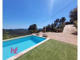 Chalet  Calle maresme. Casa independiente a cuatro vientos en la urbanización de vistam