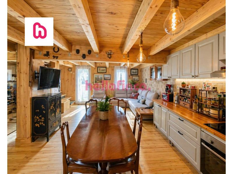 Foto f98b63af-ec42-4d3b-b70c-aab31415c1ea. Dúplex amb calefacció a Sant Joan les Fonts