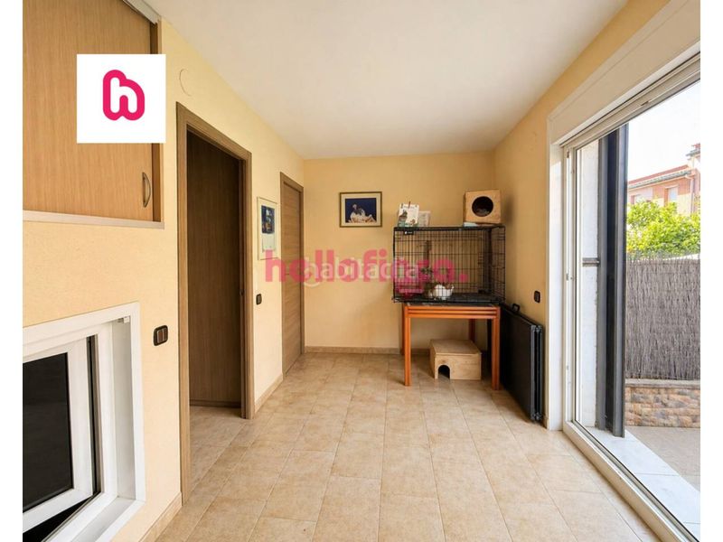 Foto 21b897a7-cf02-4156-b907-cc0c06eb10d4. Casa adossada amb calefacció aparcament a Bufalà Badalona