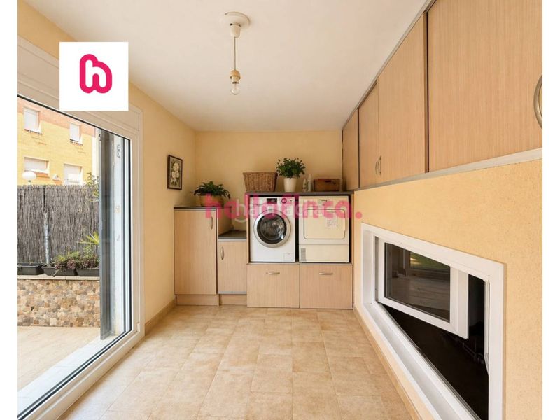 Foto 8b0d2e3d-d7d3-4379-8e47-c009ecc0b567. Casa adossada amb calefacció aparcament a Bufalà Badalona