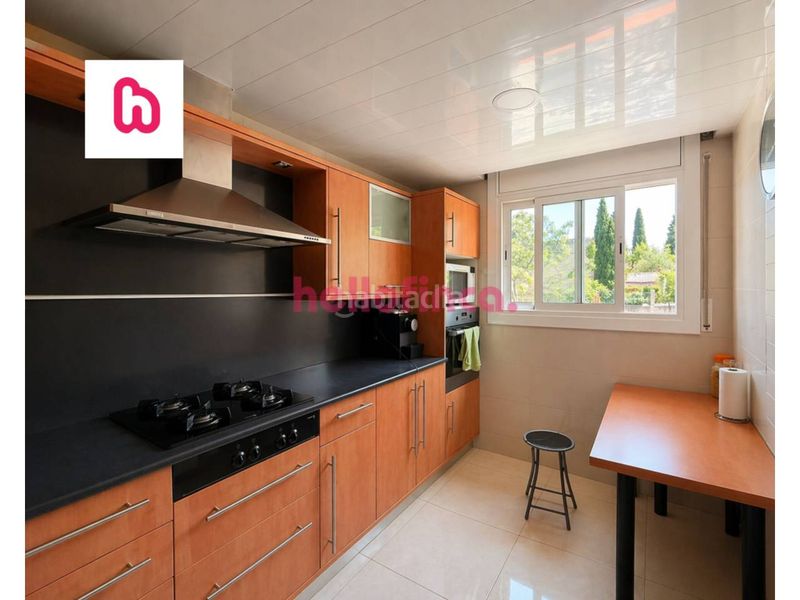 Foto 9ad6809a-d6ec-42e7-9e74-7d5c8a2240f2. Casa adossada amb calefacció aparcament a Bufalà Badalona