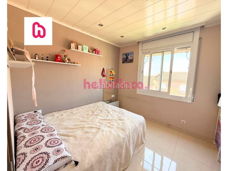 Foto a487f8f2-cb99-4204-9ee1-b109d3e282c8. Casa adossada amb calefacció aparcament a Bufalà Badalona