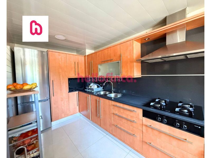 Foto cc457400-194c-4ccb-8e29-2fb3e2d945a2. Casa adossada amb calefacció aparcament a Bufalà Badalona