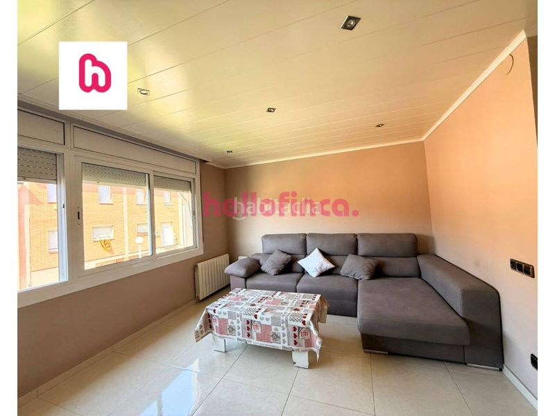 Foto cc79d050-003b-45d1-8dc4-a40ffda369a1. Casa adossada amb calefacció aparcament a Bufalà Badalona