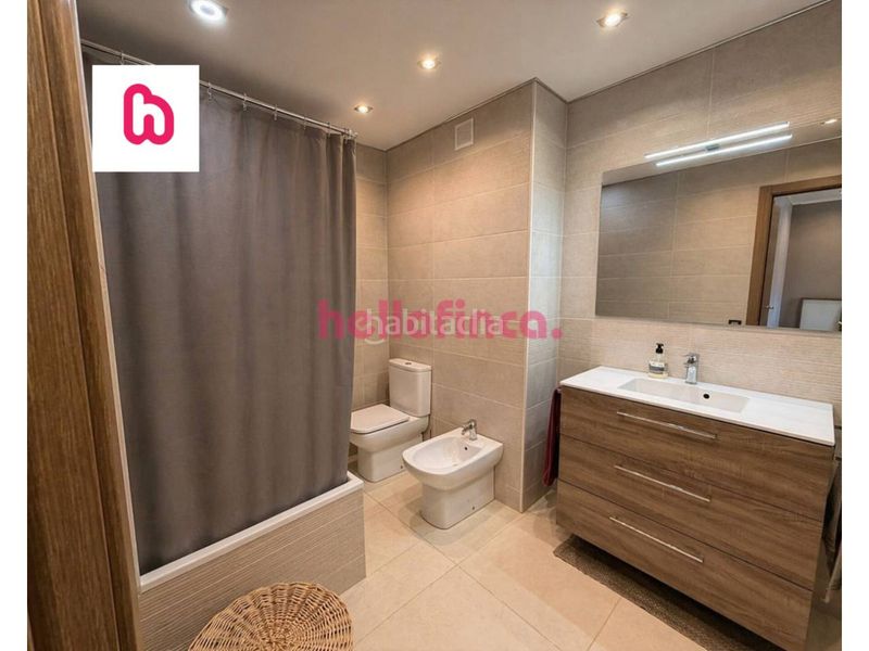 Foto e678d2c6-cf0c-414a-a9d2-9565c555a934. Casa adossada amb calefacció aparcament a Bufalà Badalona