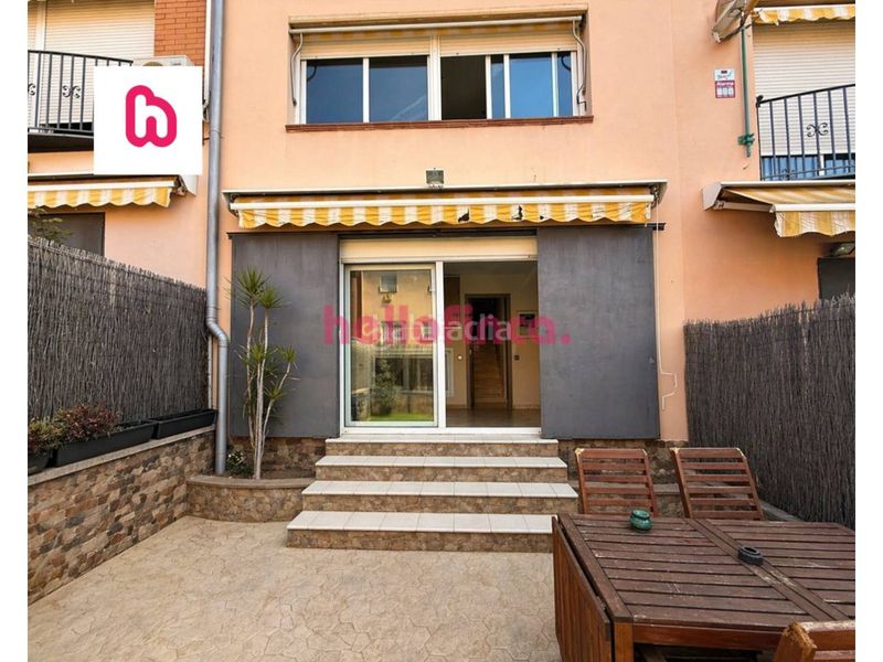 Foto eed0589f-b858-4de6-af39-a3dbfe176fdd. Casa adossada amb calefacció aparcament a Bufalà Badalona