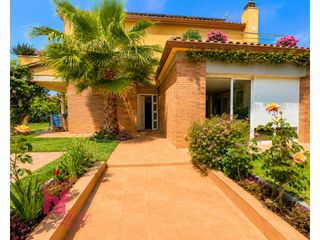 Chalet  Calle occitania. Villa exclusiva a cuatro vientos con piscina, jardín y máxima pr