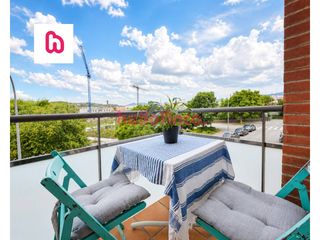 Appartement  Avenida santa eulalia. Piso completamente reformado con 2 balcones y ascensor en can pa