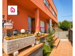Casa aparellada  Calle josep tarradellas. Casa pareada con jardín, chimenea y amplios espacios en palausol