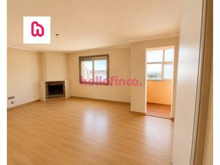 Flat  Plaza cardenal cisneros. Piso exterior con chimenea y gran potencial en el centro de sant
