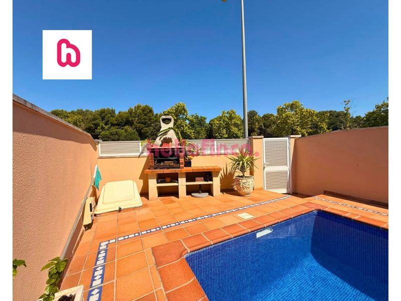 Foto 06b1d4ae-fd17-4765-bec3-fbec8c9ef2b8. Casa adossada amb calefacció aparcament piscina a Vendrell (El)