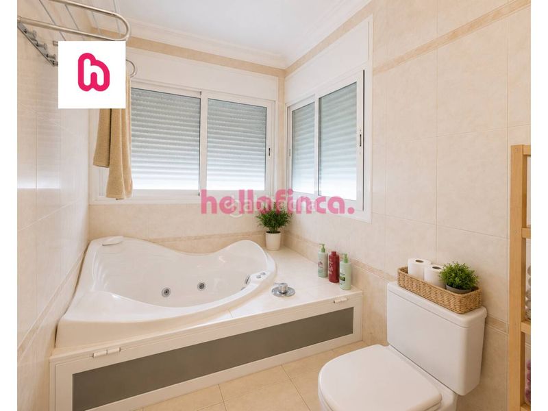Foto 881ba0d9-c0c1-41b7-b5d7-a47f0e7356d0. Casa aparellada amb calefacció aparcament a Roca del Vallès (La)