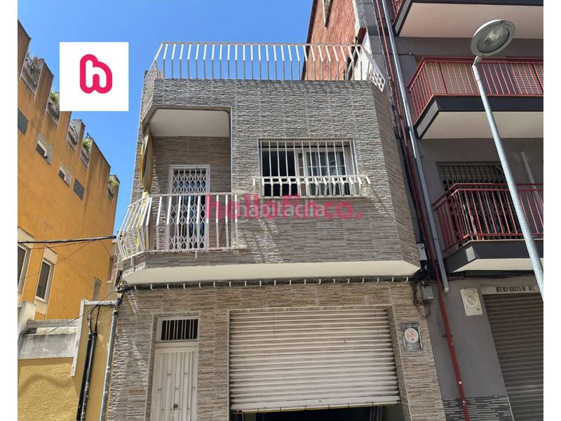 Foto be0d8454-2b93-48cc-8a3a-2d41b3cfb986. Casa adossada amb calefacció aparcament a Artigues Badalona