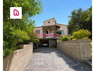 Chalet  Calle vallès. Casa independiente con 2.800m  de parcela y placas solares en ur