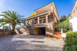 Xalet  Carrer coll de gracia. Encantadora casa con jardín y garaje en la urbanización el remei