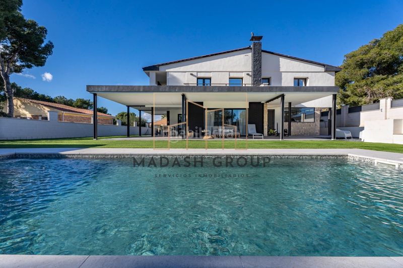 Foto 5b615ab1-252f-4e9e-a7ff-3fcd6c361312. Xalet amb aparcament piscina a Centre Vendrell (El)