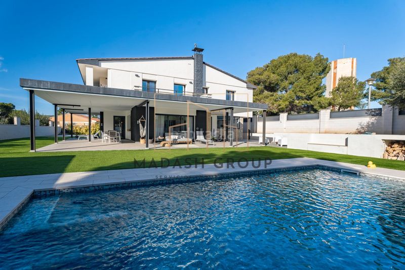 Foto 786499e6-8241-4a3a-a52d-907acf783c3a. Xalet amb aparcament piscina a Centre Vendrell (El)