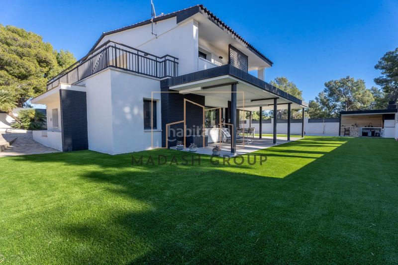 Foto a0b898b3-8365-4f71-b9ac-3498ffb64858. Xalet amb aparcament piscina a Centre Vendrell (El)