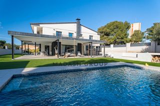 Xalet  Carrer jonquills-la muntanyeta. Hay casas que están bien. y luego están las que te hacen pensar