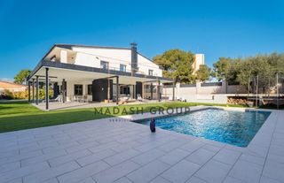 Chalet  Carrer jonquills-la muntanyeta. Hay casas que est�n bien. y luego est�n las que te hacen pensar