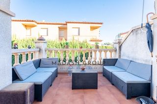 Casa aparellada  Carrer mont-roig de sio. Chalet pareado con vistas al mar y montaña