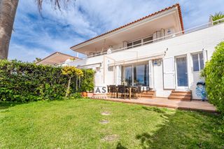 Semi detached house  Carrer pescadors. Una propiedad frente al mar que redefine el concepto de exclusiv