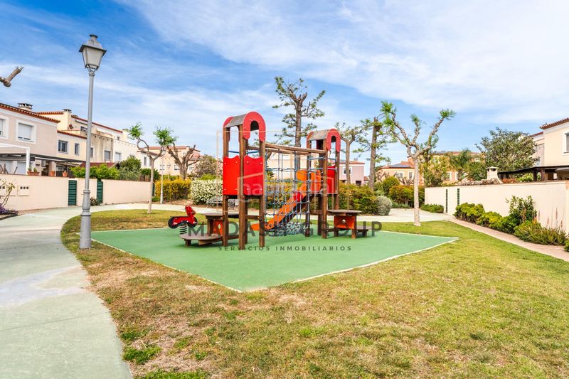 Foto 0a6a69f1-3ad0-4375-9a53-f17dc12b4f43. Casa adossada amb aparcament a Migjorn Reus