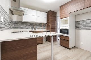 Pis  Orient. Gran vivienda reformada de 129m, junto a el pallol con 2 balcone
