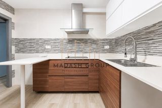 Flat  Orient. Gran vivienda reformada de 129m, junto a el pallol con 2 balcone