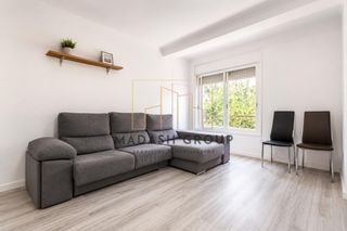 Etagenwohnung  Avenida de pere 'el cerimoniós'. Piso esquinero con mucha luz natural y semi reformado  4ª planta
