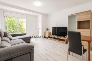 Flat  Avenida de pere 'el cerimoniós'. Piso esquinero con mucha luz natural y semi reformado  4ª planta
