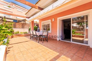 Maison jumelée  Carrer garrotxa la. Magnífica casa esquinera con 355 m2, terraza y piscina salina