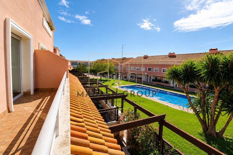 Foto 543c706e-4a98-4a77-afee-e793628d677e. Casa aparellada amb calefacció aparcament piscina a Vendrell (El)
