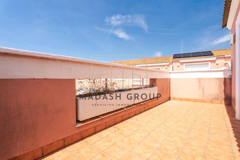 Foto 7ede08d6-10bb-43d9-86f6-2f0a071927f4. Casa aparellada amb calefacció aparcament piscina a Vendrell (El)