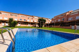Casa bifamiliare  Carrer garrotxa la. Magnífica casa esquinera con 355 m2, terraza y piscina salina