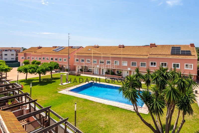 Foto f2b6889b-691d-477a-9e7e-da794a292e5c. Casa aparellada amb calefacció aparcament piscina a Vendrell (El)