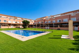 Doppelhaus  Carrer garrotxa la. Magn�fica casa esquinera con 355 m2, terraza y piscina salina