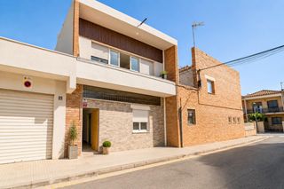 Casa adossada  Ramon llull. Casa reformada de 135 m2 con terraza y solárium lista para entra