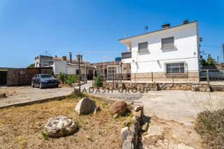 House  Carrer central. Casa en venta en botarell con gran parcela, placas solares y sal