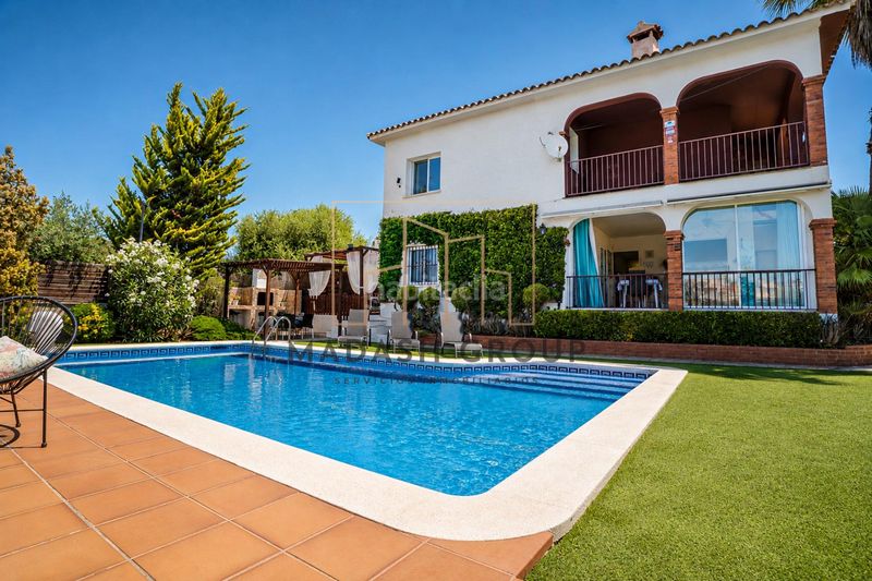 Foto bf55c0fb-4cad-428a-838e-69bbd72d702f. Casa con riscaldamento parcheggio piscina in Cunit residencial Cunit