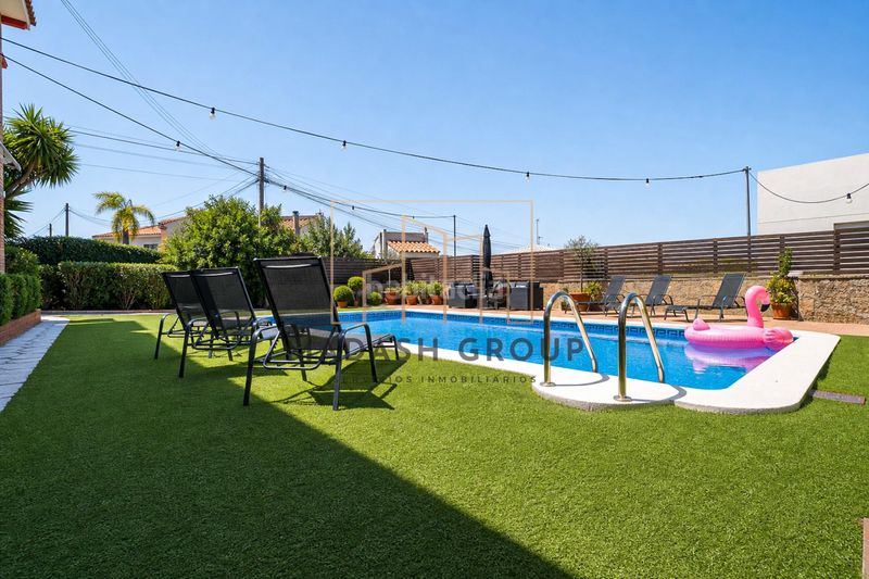 Foto cd1c4766-e5a4-4f55-a9e4-ac5b857cb7f3. Casa con riscaldamento parcheggio piscina in Cunit residencial Cunit
